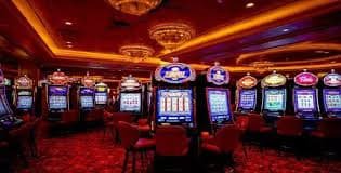 Antarmuka permainan Kode Alam dengan gulungan slot dan simbol khusus
